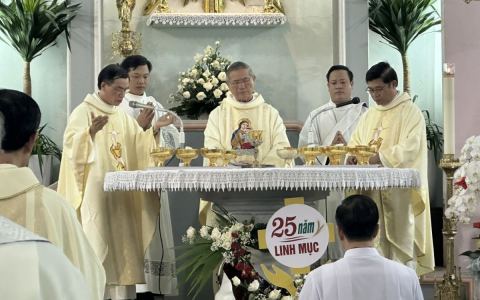Có nên mừng vọng ngân khánh linh mục?