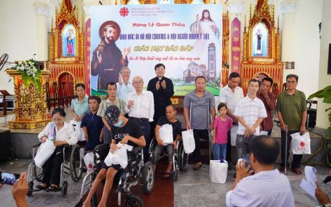 Ban Caritas & Hội người khuyết tật giáo hạt Báo Đáp mừng quan thầy