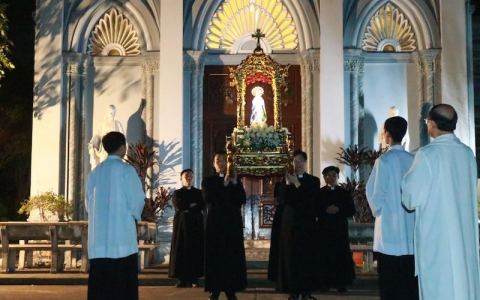 Đại Chủng viện cung nghinh Đức Mẹ Mân Côi