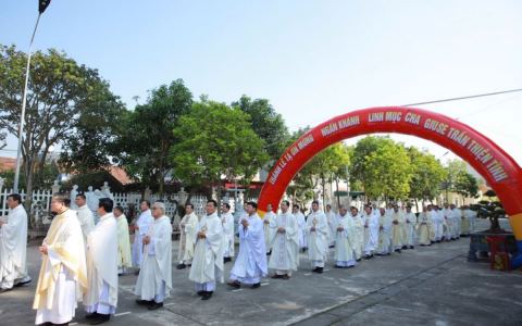 Mừng ngân khánh linh mục, diễn tả tình yêu Chúa