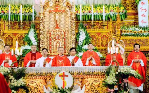 Quần Phương kính trọng thể các Thánh Tử đạo VN