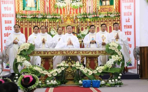 Giáo xứ Trung Linh: Thánh lễ khai mạc tuần chầu