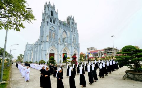 Liên Tu sĩ trẩy hội hành hương