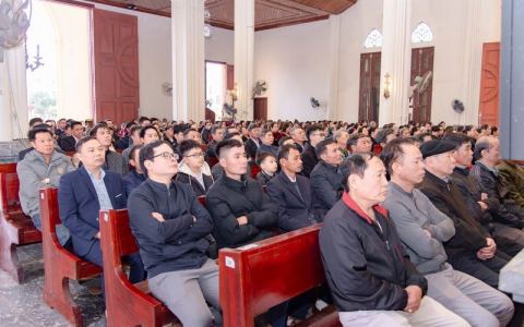 Giáo xứ Cổ Ra hành hương Đền Thánh Báo Đáp