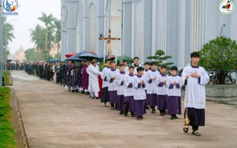 Quý chức hạt Phú Nhai tĩnh tâm và hành hương