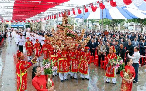 Các điểm hành hương bận rộn tiếp đón