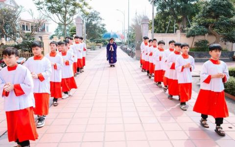 Hạt Báo Đáp: Các bà mẹ Công giáo hành hương