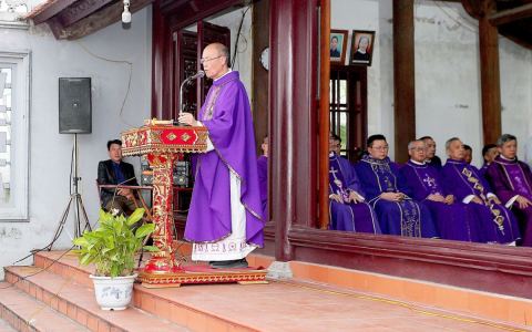 Đức TGM Giuse dâng lễ nơi nhà Tổ ba gian