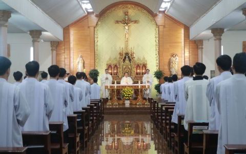 ĐCV Bùi Chu cầu nguyện cho ĐGH Phanxicô