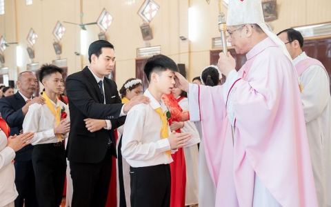 Phương Lạc mừng công và ban Bí tích Thêm sức