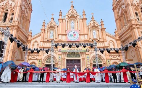 Cắt băng khánh thành và làm phép nhà thờ Quỹ Nhất