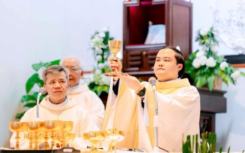 Cha Đaminh Ngô Văn Giang dâng lễ đầu đời linh mục