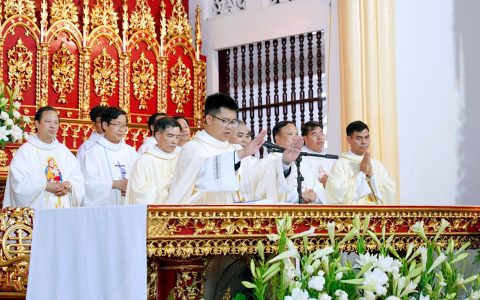 Tân linh mục Phêrô Nguyễn Văn Đoàn dâng lễ tạ ơn