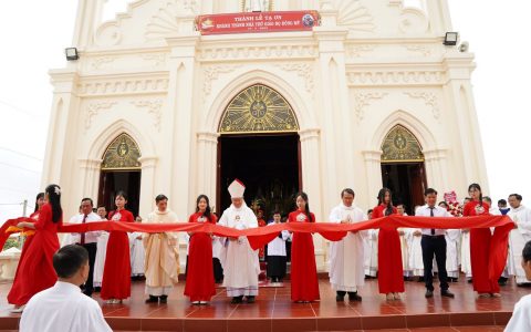 Thánh lễ tạ ơn khánh thành nhà thờ họ Đông Mỹ