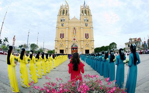 Thuận Thành kính thánh Giuse, khai mạc Tháng Hoa
