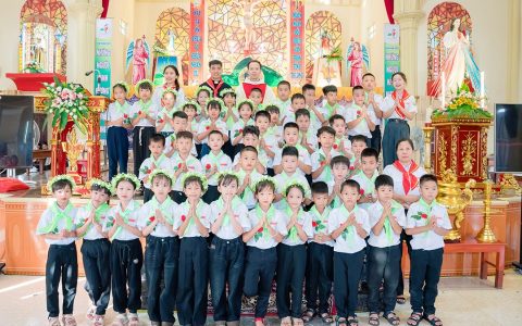 Gx. Phúc Đông: 43 em xưng tội và rước lễ lần đầu