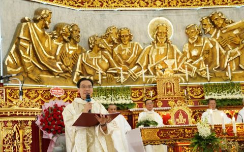 Cha mới Phêrô Trần Long Hiến tạ ơn thánh chức  