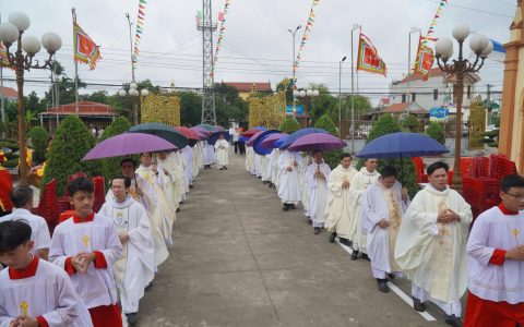 Gx. Thánh Thể chầu lượt trùng lễ Mình và Máu Chúa 