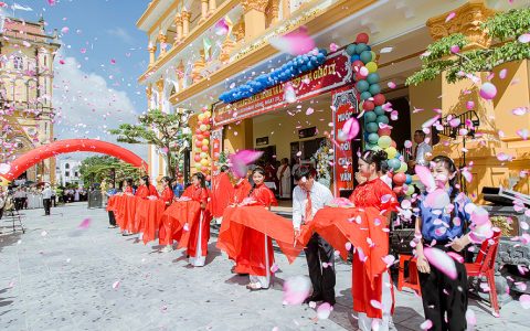Hoành Đông: Làm phép nhà Giáo lý và Thêm sức