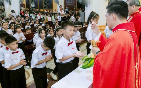 Kiên Lao: 201 em được xưng tội và rước lễ lần đầu