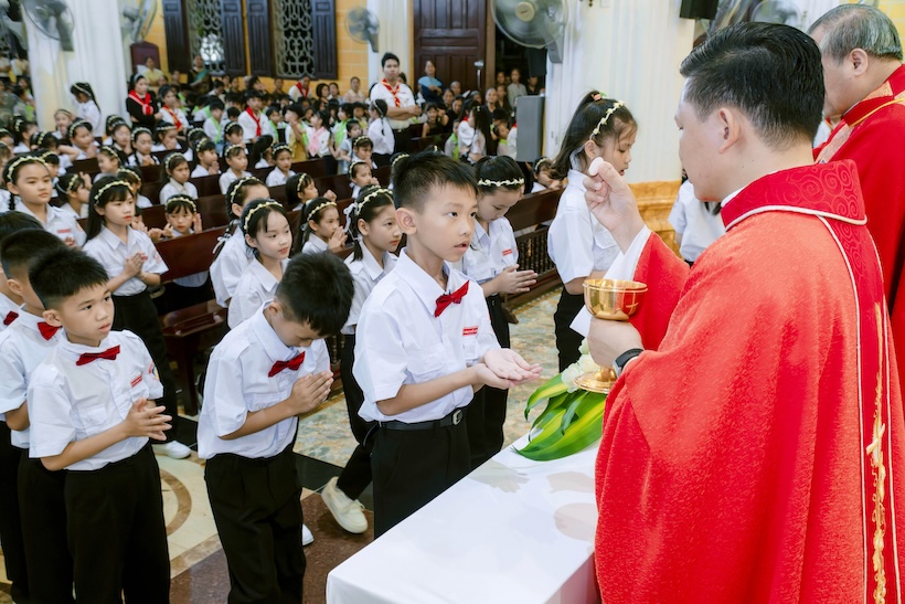Kiên Lao: 201 em được xưng tội và rước lễ lần đầu