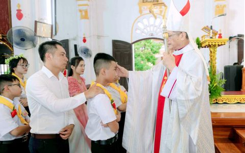 An Bài: 104 thiếu nhi lãnh nhận bí tích Thêm sức