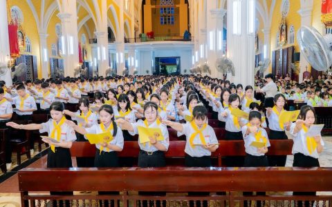 Kiên Lao: 186 em tuyên hứa và rước lễ Bao đồng
