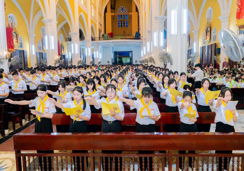 Kiên Lao: 186 em tuyên hứa và rước lễ Bao đồng