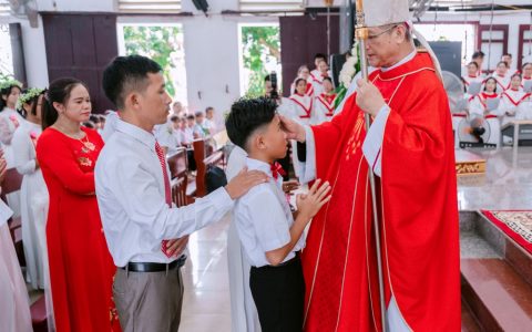 Gx. Phú Ninh: 98 thiếu nhi nhận bí tích Thêm sức