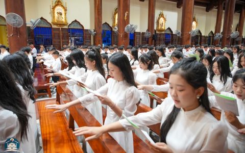 Trung Lao: 166 em tuyên hứa và rước lễ Bao Đồng