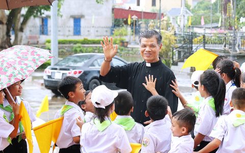 Giáo xứ Phú Hương hân hoan đón Cha xứ mới