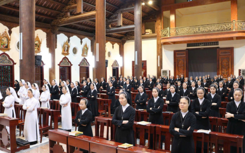 Dòng Mến Thánh Giá Kiên Lao chầu Thánh Thể