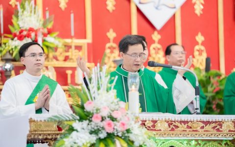 Giáo xứ Rạng Đông chầu thay giáo phận