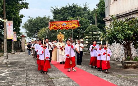 Giáo xứ Phong Lộc hân hoan trong ngày Chầu Lượt