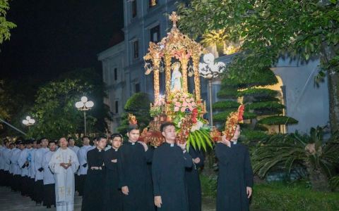 ĐCV Bùi Chu cung nghinh Đức Mẹ Mân Côi