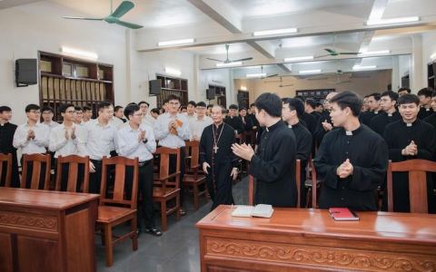 ĐCV BC chào đón Đức cha Giuse Nguyễn Đức Cường