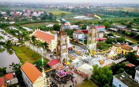 Liên Thuỷ, tuần chầu hồng ân