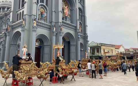 Thánh Danh chồng kiệu mừng Lễ Các Thánh