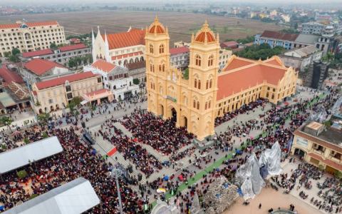Nhà thờ Chính tòa Bùi Chu trong giai đoạn hoàn thiện