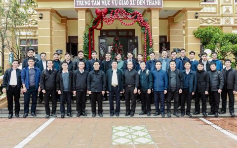 Lớp Thần III & IV ĐCV thăm bác ái và hành hương