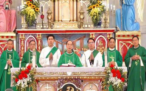 Ngày chầu Thánh Thể cận Tết tại giáo xứ Cổ Ra