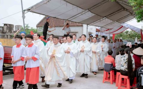 Tấm bánh phục sinh bên dòng sông Đáy