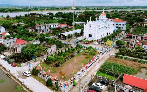 Cha JB. Nguyễn Văn Chương dâng lễ mở tay