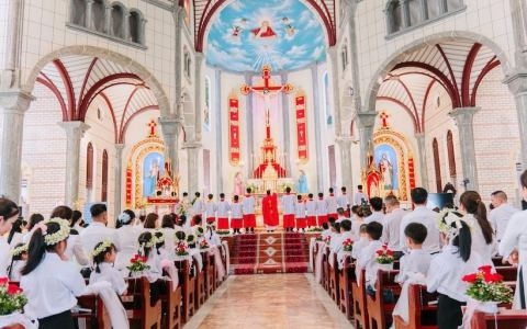 Giáo xứ Cổ Ra: Hồng ân Thánh Thể trong ngày Chúa Thánh Thần hiện xuống