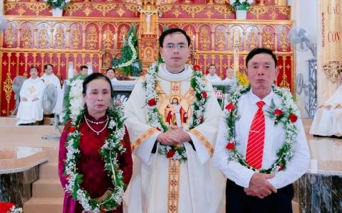 Cha Giuse Nguyễn Văn Hữu dâng Thánh lễ Mở tay