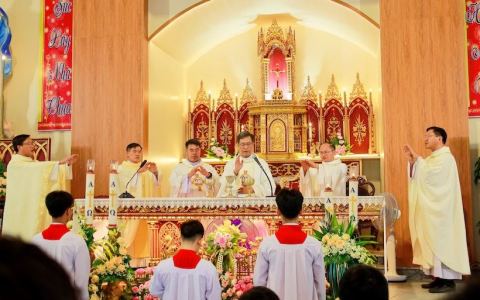 Văn Giáo thay mặt giáo phận chầu Thánh Thể