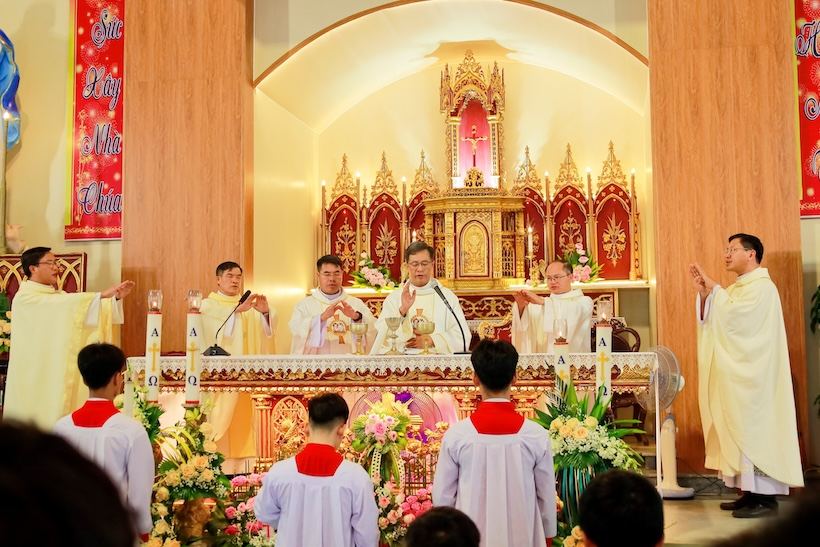 Văn Giáo thay mặt giáo phận chầu Thánh Thể