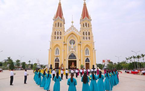 Họ Lạc Nội (xứ Thuận Thành) dâng hoa kính Đức Mẹ