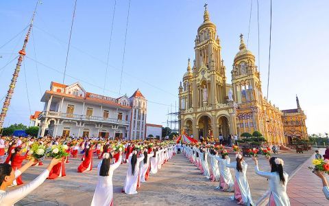 Gx. Lạc Nam dâng hoa kính Đức Mẹ