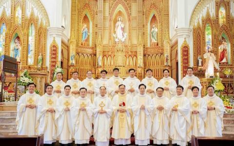 17 Cha kỉ niệm 1 năm chịu Chức Linh mục
